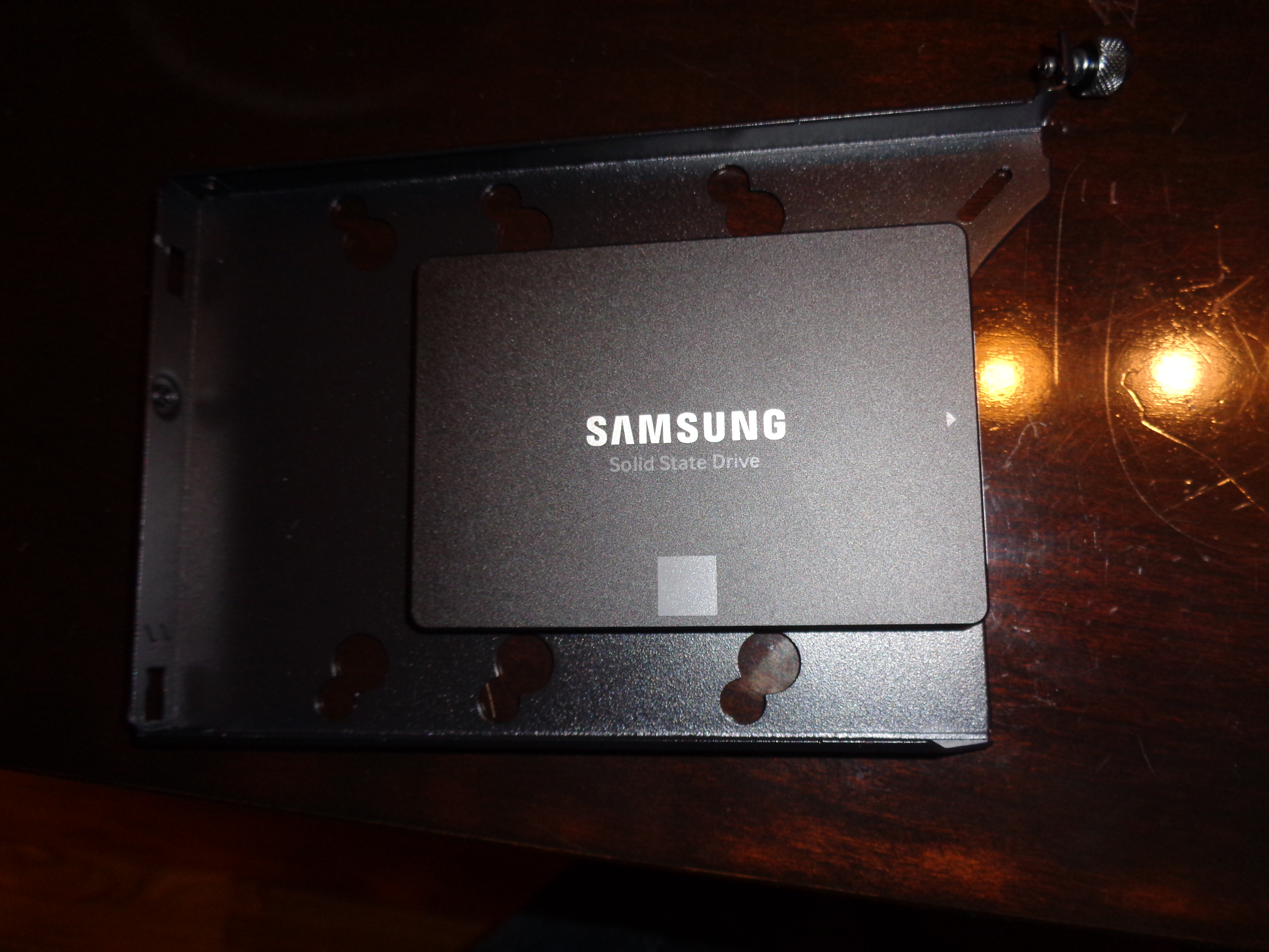 Le SSD fixé sur le plateau